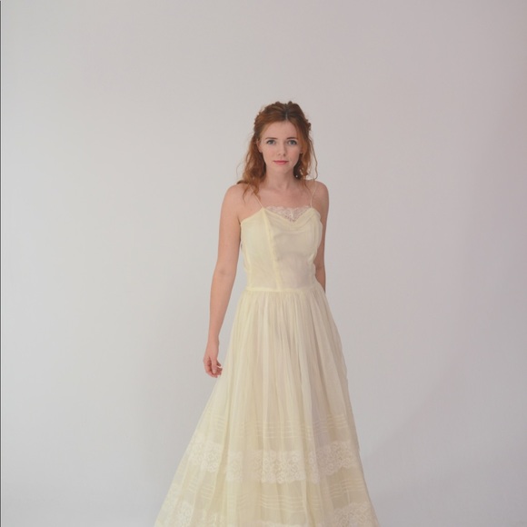 Vintage 1950s Cream Lace Wedding Dress - Picture 3 of 7